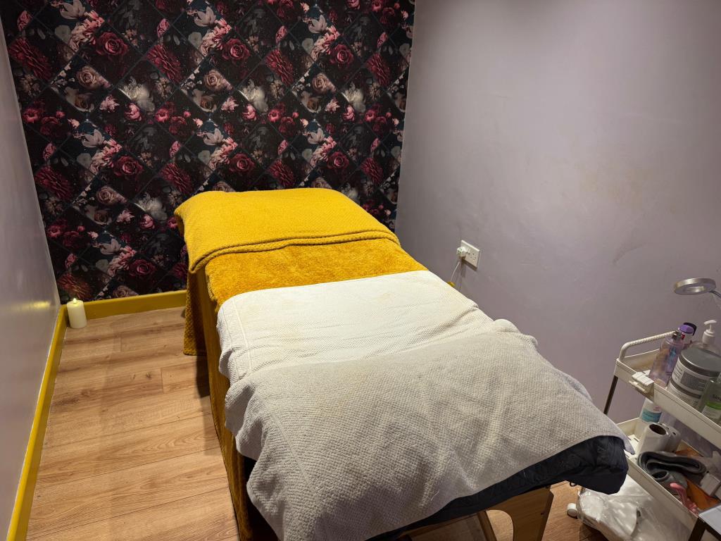 Lot: 90 - PERIOD TOWN CENTRE COMMERCIAL PREMISES - Treatment room